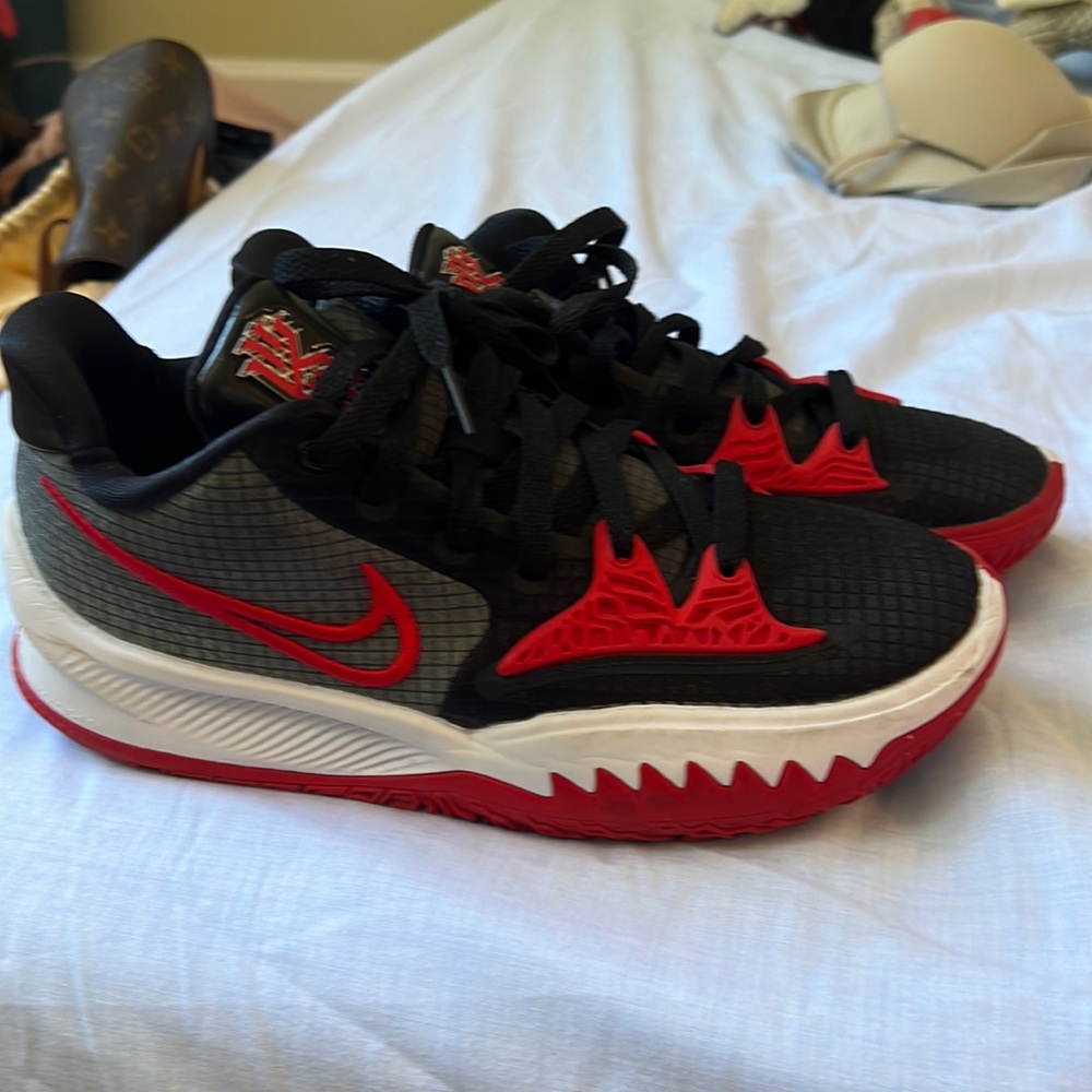 Kyrie Low US 6.5 EUR 39